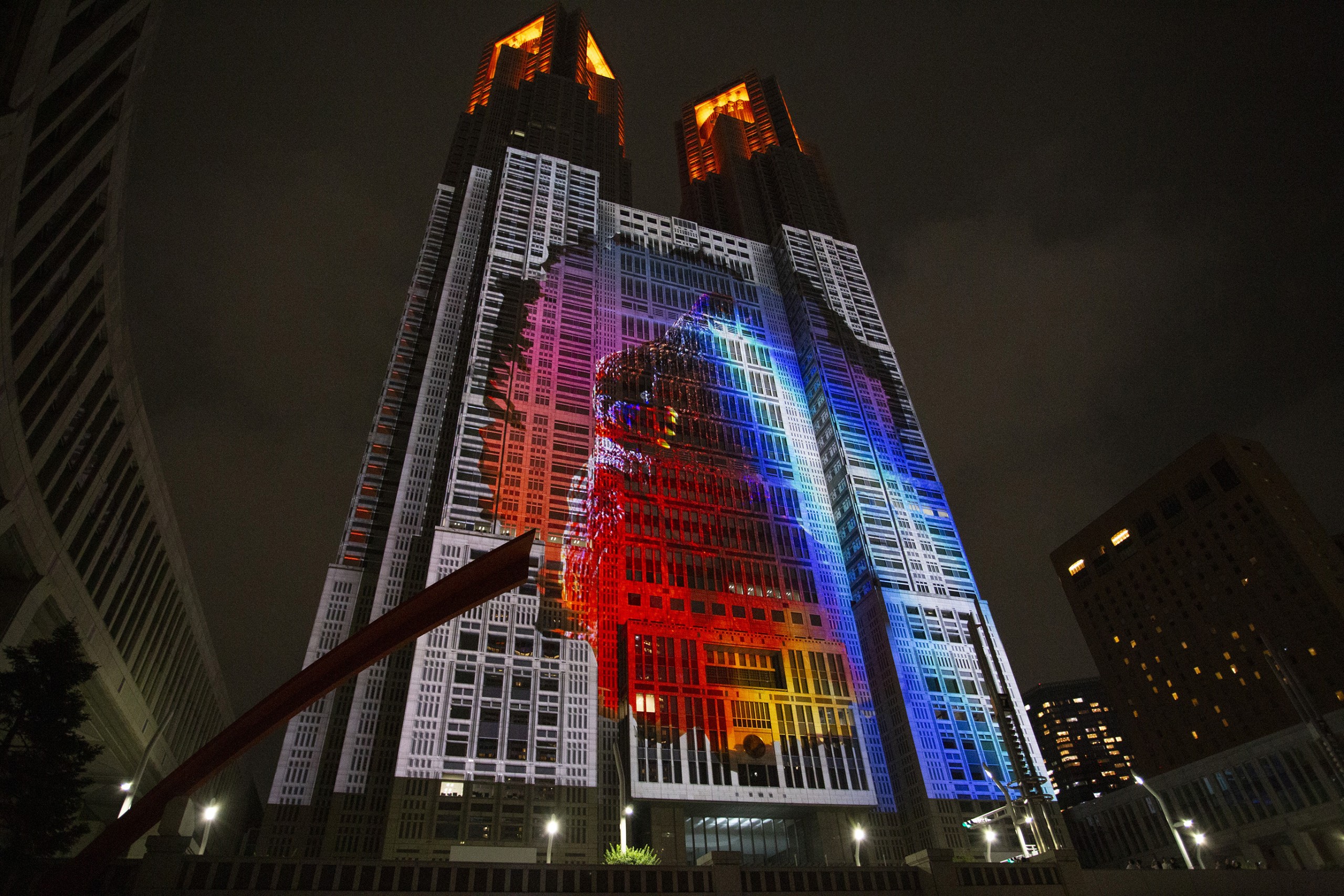 大迫力！ゴジラも襲撃！？東京都庁舎で毎日上映されるプロジェクション