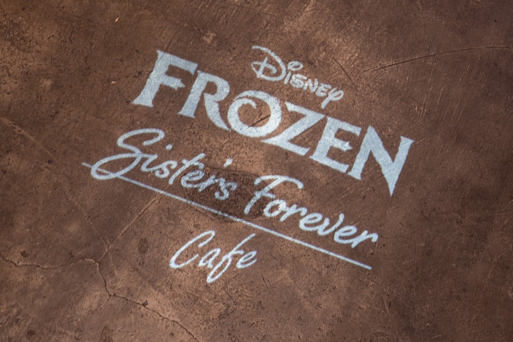 入口の「FROZEN」の文字のライト